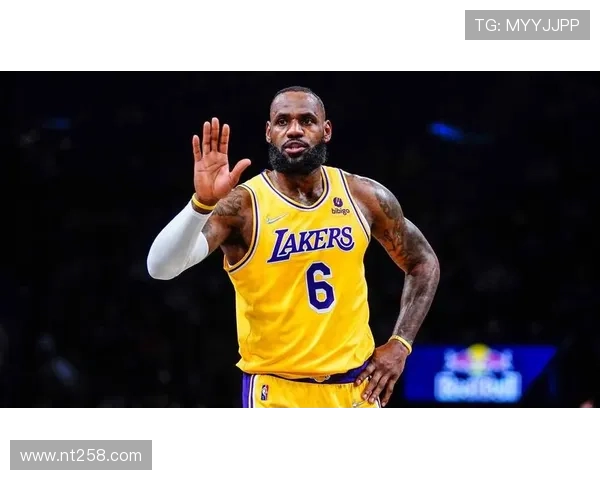 湖人队签约新援助力季后赛冲击 詹姆斯与戴维斯期待更多支持